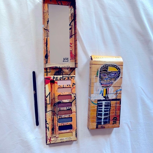 Eye palette by Urban Decay Jean Basquiat !! Pastel to dark and gold colors🤩 - Picture 4 of 10